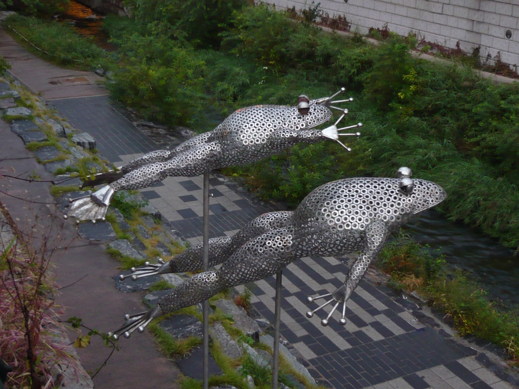 p1010857.jpg - Here's a sculpture of frogs along a major road in Seoul.