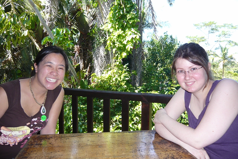 p1010119.jpg - We had lunch at on the balcony of a caf&eacute; in the rainforest.