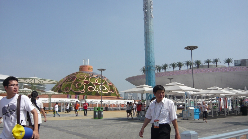 P1030142.JPG - To the right is the India Pavilion; on the left is the Saudi Arabia Pavilion, which we ended up lining up for accidentally (that is, we got swept into the queue by the sea of swarming people) and then deciding just to wait because it was the path of least resistance.