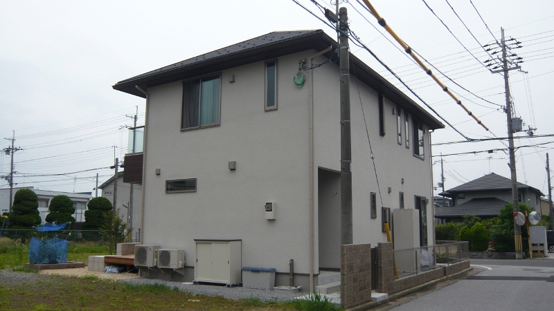 P1030382.JPG - I left the city 11 months before this picture was taken.  In that time, this apartment appeared on the corner where I used to turn to get to my apartment, so I almost missed the turn!  Note that it looks like it's been lived in more than just a few months.  Japanese buildings pop up out of nowhere in seconds, and disappear just as fast. (A 7-11 once mysteriously vanished overnight.)