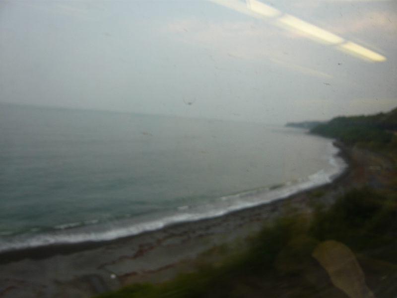 P1030389.JPG - The train went right up along the shore.