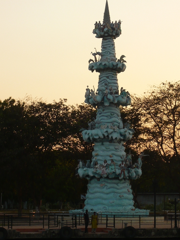 p1020166.jpg - Here's an interesting pillar on the island where we stopped.