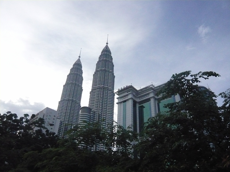 p1020320.jpg - Back at the Petronas Twin Towers in the morning, to get our Skybridge tickets